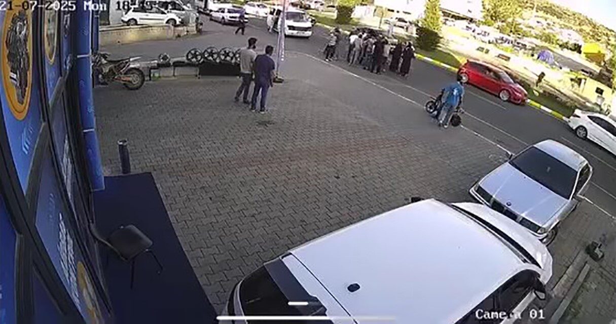 Nevşehir’de yolun karşısına geçerken otomobiin çarptığı yaşlı adam ağır yaralandı.