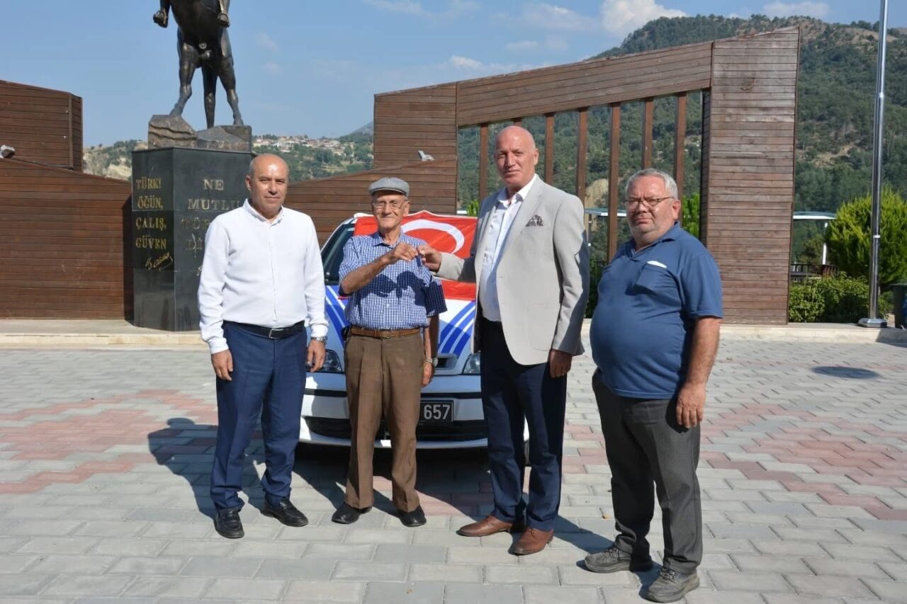 Denizli’nin Babadağ ilçesinde yaşayan hayırsever Tahsin Güç, kendi kullandığı otomobilini