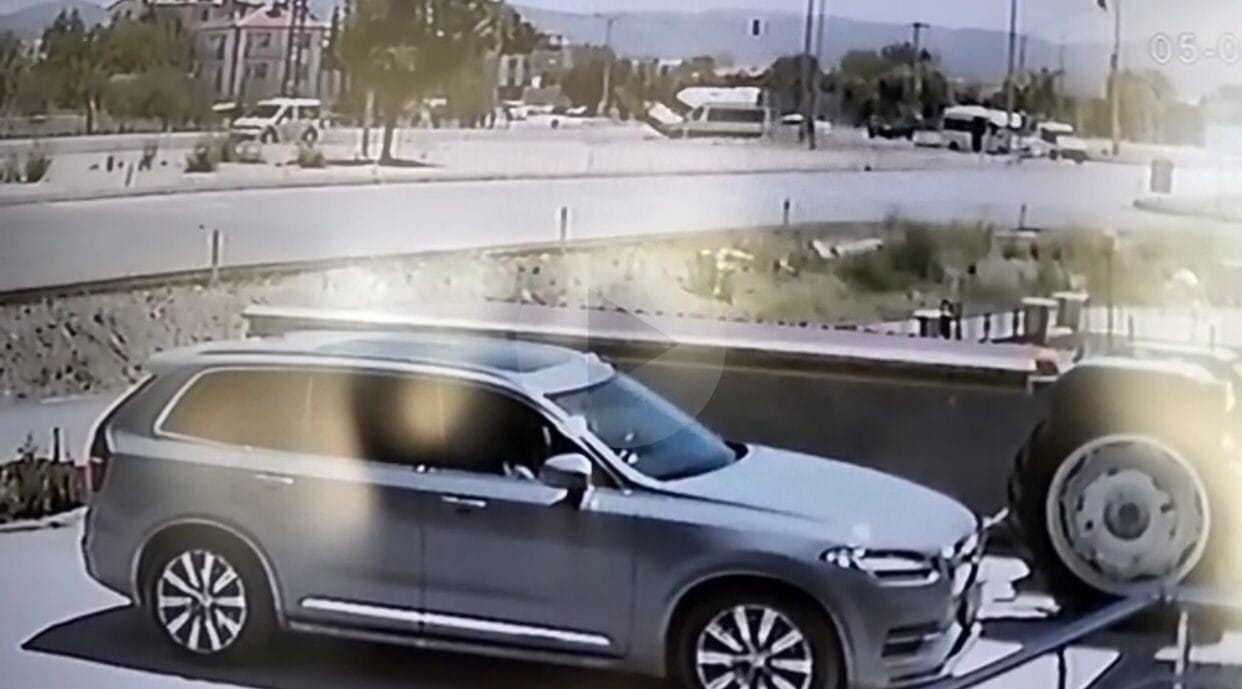 Isparta’nın Şarkikaraağaç ilçesinde kırmızı ışıkta duramayan otomobil, kavşakta minibüsle çarpıştı.