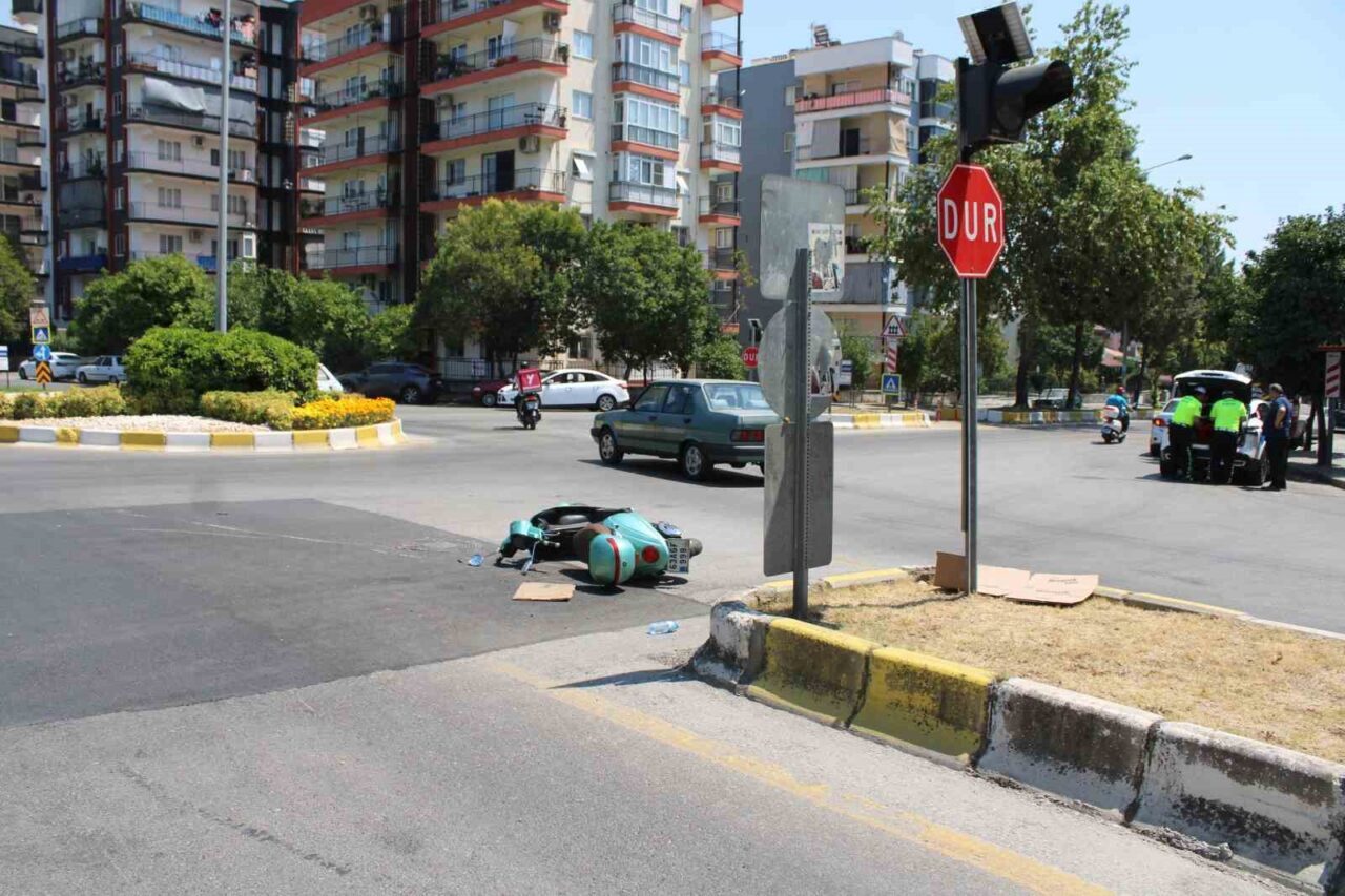 Aydın’ın Efeler ilçesinde kavşakta motosiklet ile otomobilin çarpışması sonucu meydana