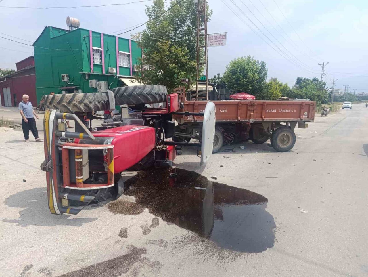 Adana’nın Kozan ilçesinde otomobille çarpışan traktör devrildi, 2 sürücü de