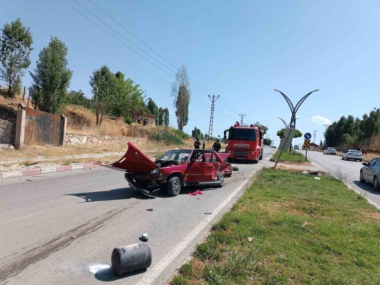 Van’ın Muradiye ilçesinde otomobille kamyonetin çarpışması sonucu 4 kişi yaralandı.