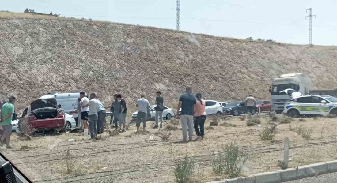 Kayseri’de iki otomobilin çarpışması sonucu meydana gelen kazada 7 kişi