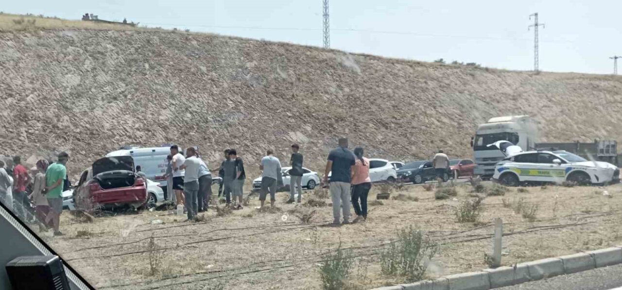 Kayseri’de iki otomobilin çarpışması sonucu meydana gelen kazada 7 kişi