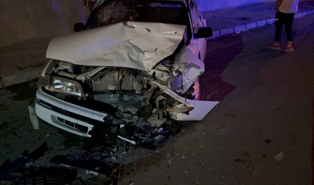 Niğde’de iki otomobilin kafa kafaya çarpışması sonucu meydana gelen trafik