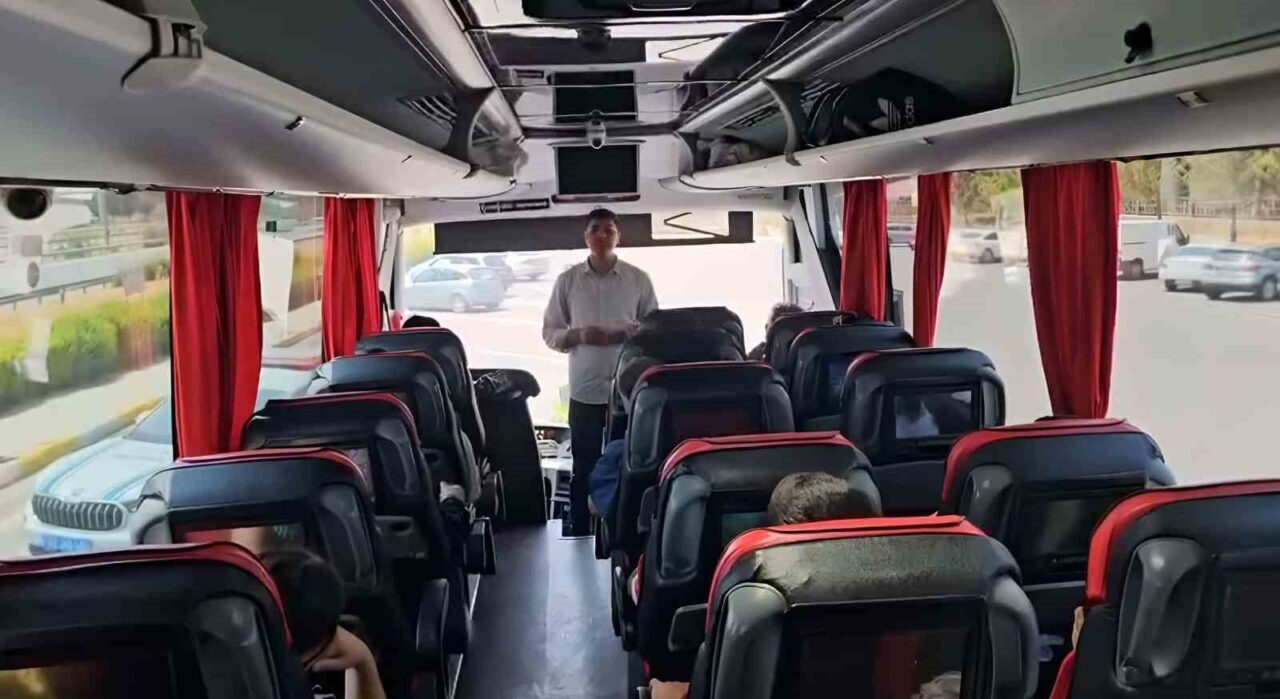 Mersin İl Jandarma Komutanlığına bağlı otoyol jandarması, vatandaşların güvenli yolculuk
