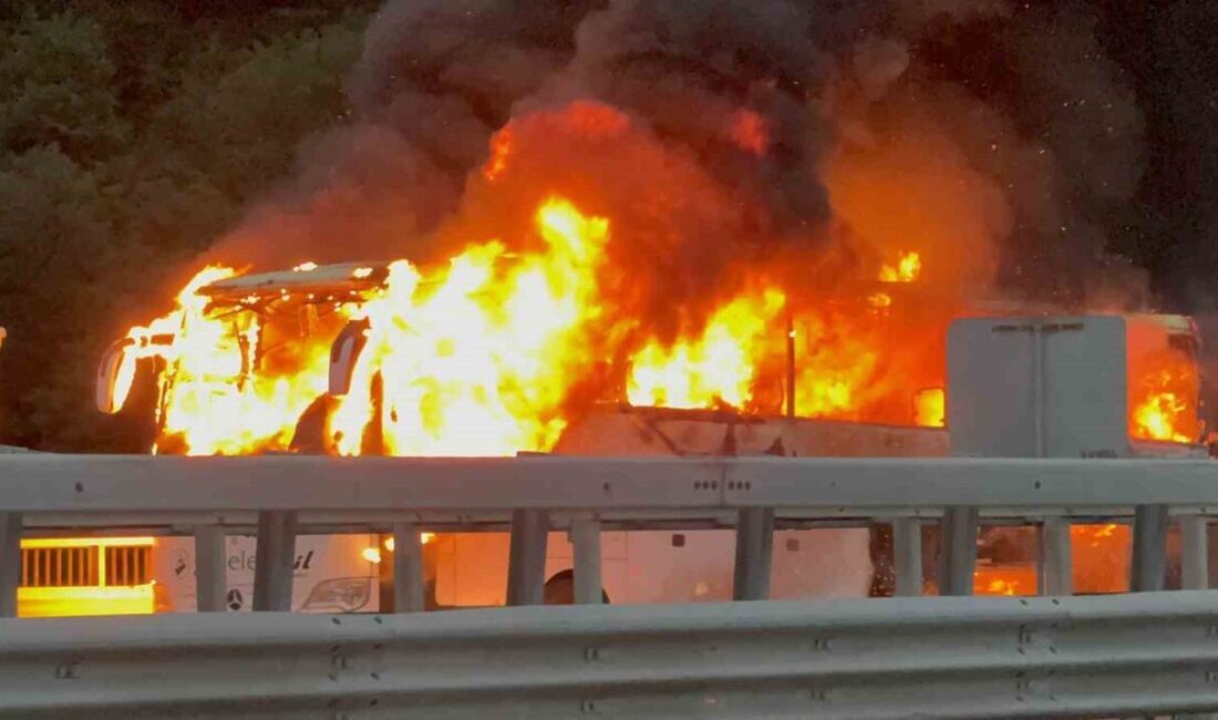 Anadolu Otoyolu Düzce mevkinde şehirlerarası yolcu otobüsü alev alev yandı,