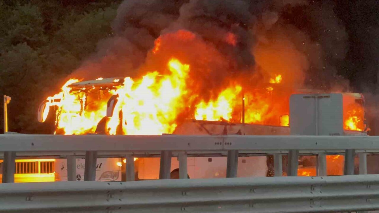 Anadolu Otoyolu Düzce mevkinde şehirlerarası yolcu otobüsü alev alev yandı,