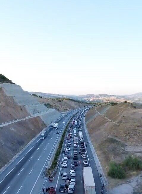 İzmir-İstanbul Otoyolu’nun Balıkesir mevkiinde beton büz yüklü tır ile akaryakıt