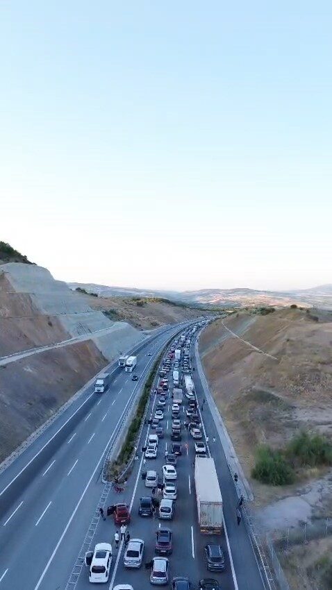 İzmir-İstanbul Otoyolu’nun Balıkesir mevkiinde beton büz yüklü tır ile akaryakıt