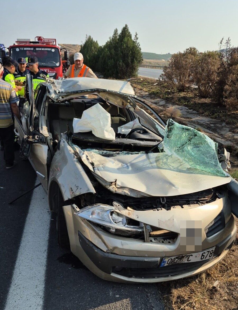 Mersin-Adana otoyolunda tıra çarpan otomobilin hurdaya döndüğü kazada 2 kişi