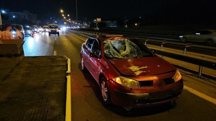 Gaziosmanpaşa’da otoyolda karşıdan karşıya geçmeye çalışan bir vatandaşa sol şeritte