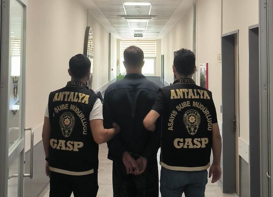 Antalya’da bir iş yerinde silahlı soygun girişiminde bulunan yabancı uyruklu