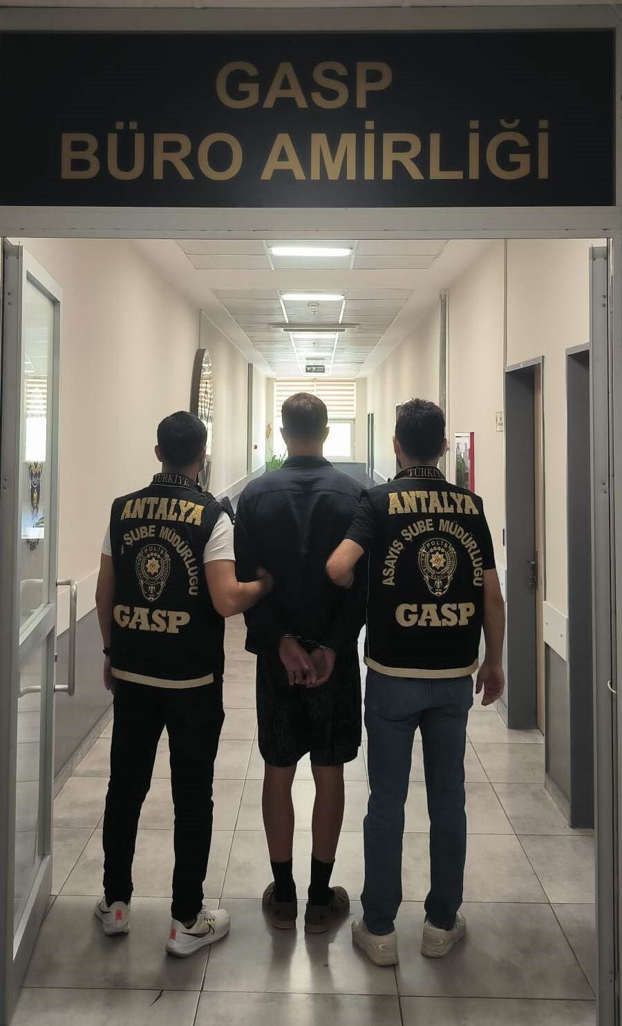 Antalya’da bir iş yerinde silahlı soygun girişiminde bulunan yabancı uyruklu