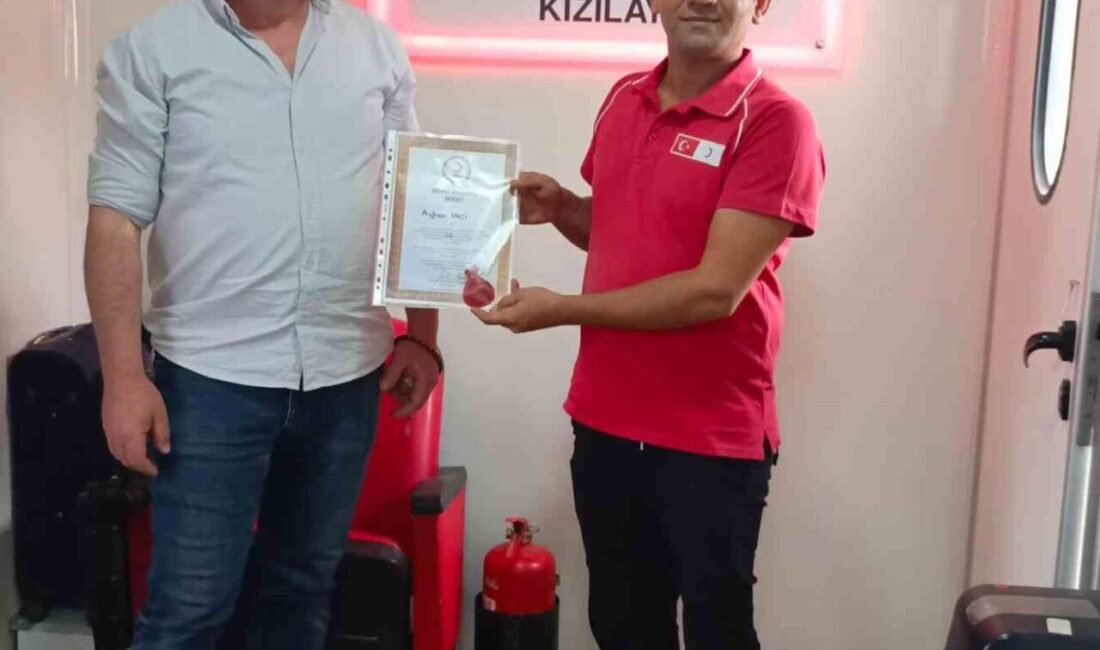 Van’ın Özalp ilçesinde Kızılay’a çok kan veren vatandaşlara paket ve