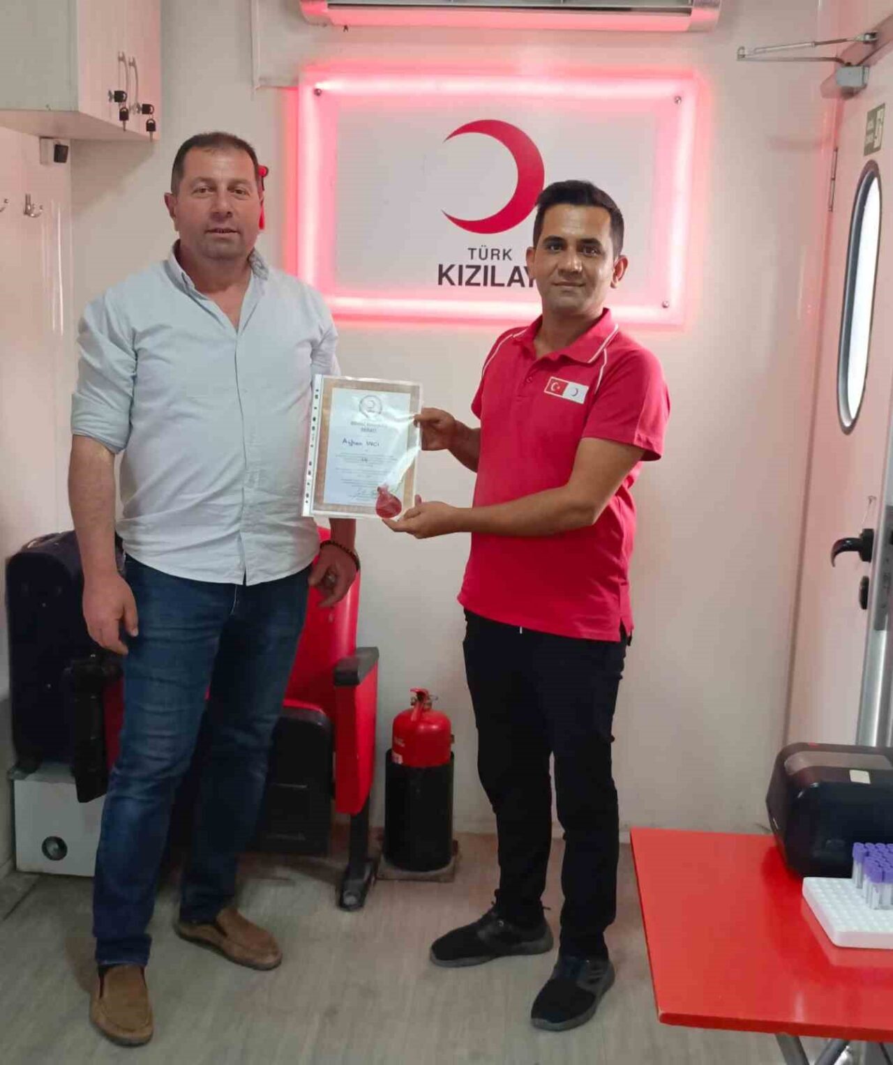 Van’ın Özalp ilçesinde Kızılay’a çok kan veren vatandaşlara paket ve