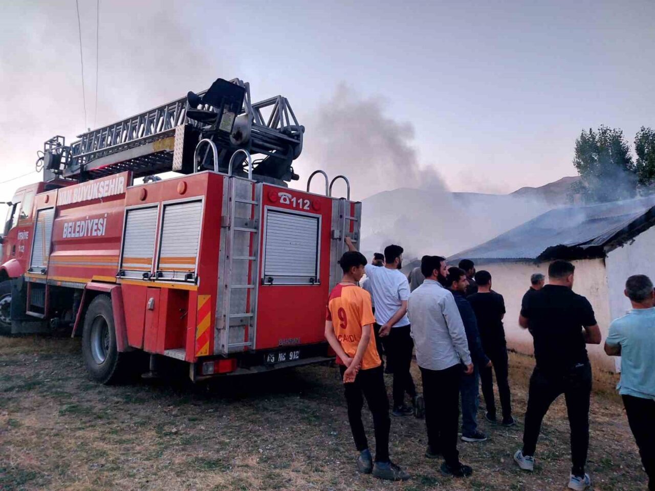 Van’ın Özalp ilçesindeki bir evde meydana gelen yangın maddi hasara