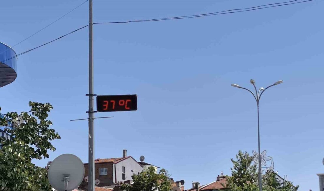 Aşırı sıcakların hayatı olumsuz etkilediği Afyonkarahisar’ın bazı ilçelerinde alışılmadık şekilde