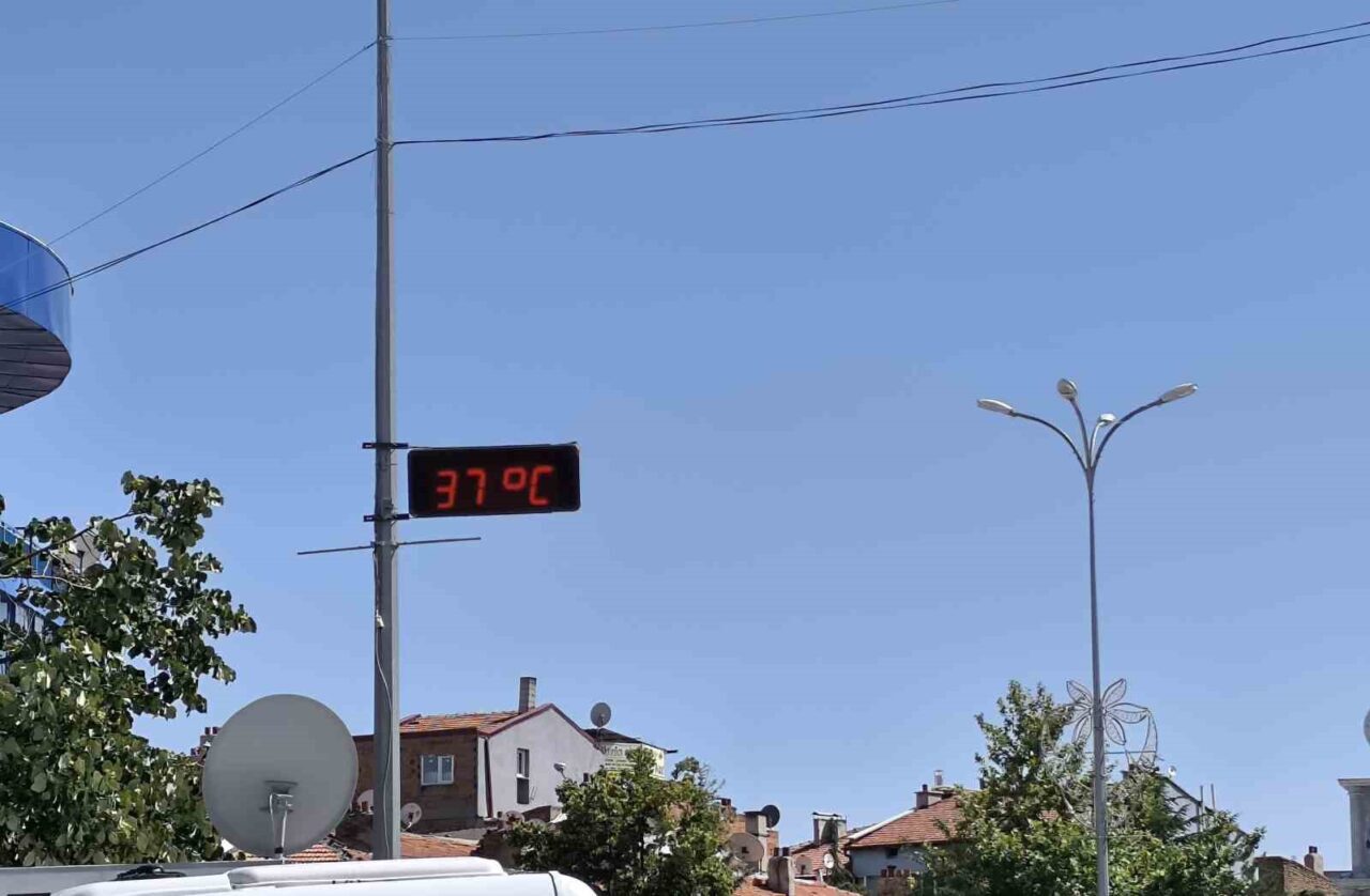 Aşırı sıcakların hayatı olumsuz etkilediği Afyonkarahisar’ın bazı ilçelerinde alışılmadık şekilde