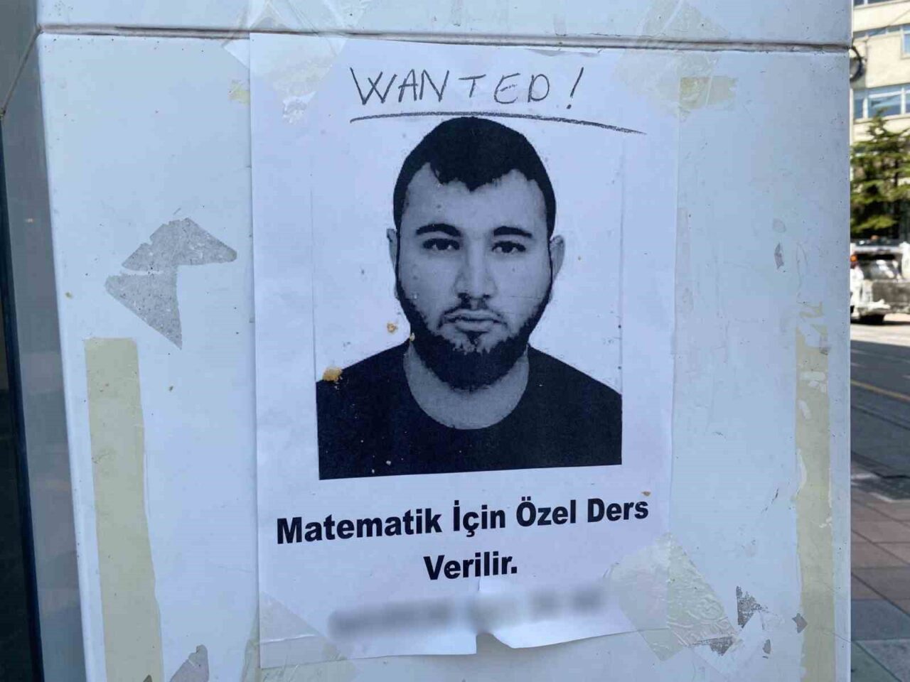 Eskişehir’de kent merkezindeki bir duvara fotoğraflı özel ders ilanı asıldı.