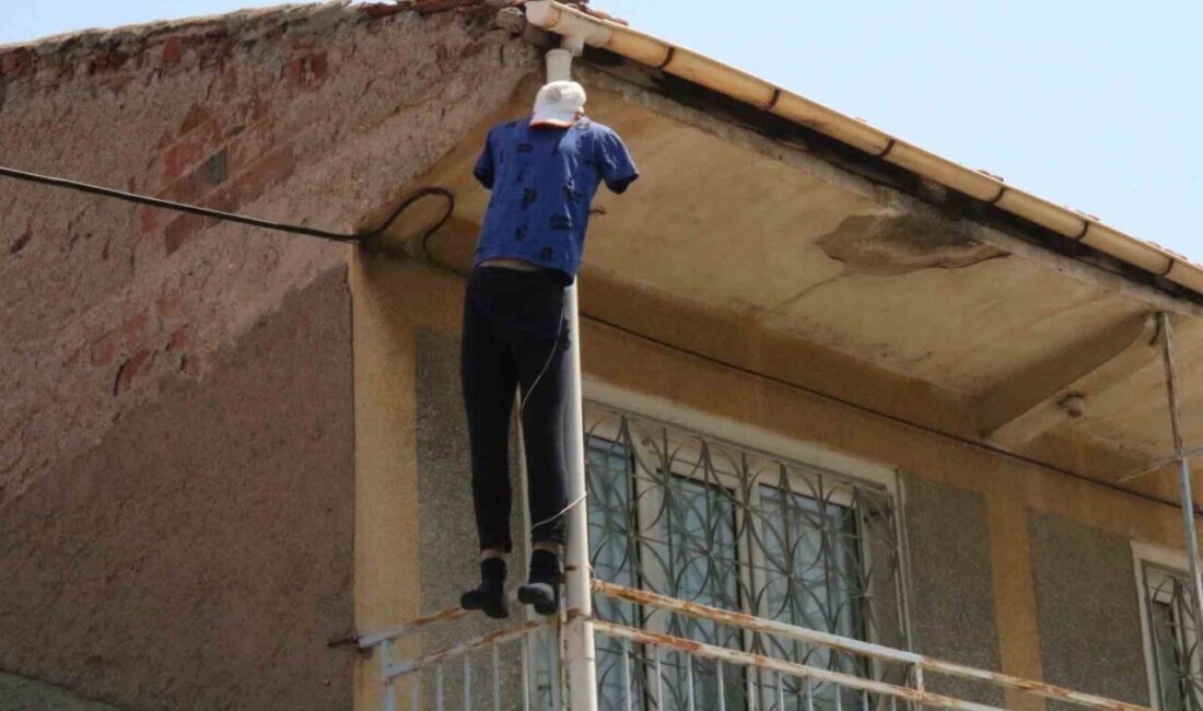 Eskişehir’de kıyafet giydirilip 2 katlı evin balkonuna asılan cansız mankeni