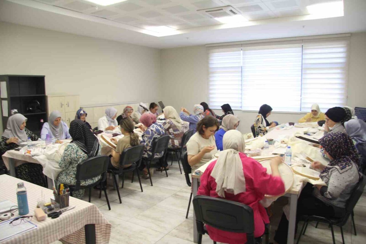 Gaziantep’te geçmişten günümüze kadar genç kızların çeyizlerinde kullandığı “Antep İşi