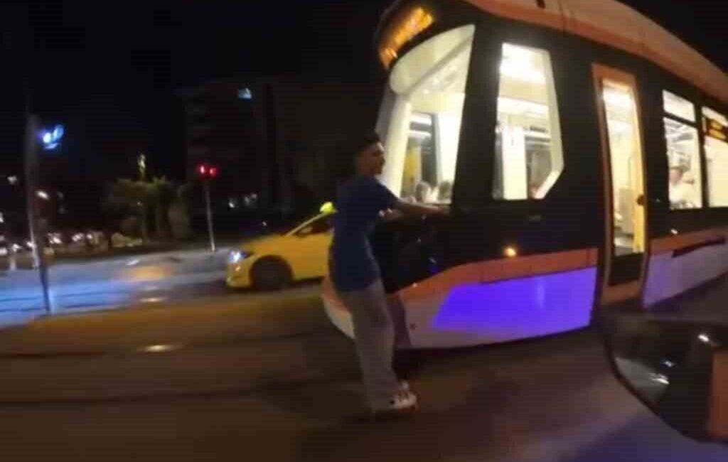 Eskişehir’de seyir halindeki tramvaya tutunan erkek şahısın paten kaydığı anlar,