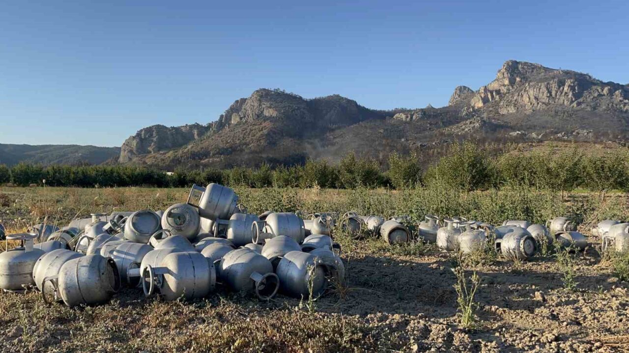 Yangın sonrası alevlerin yaklaşması üzerine boşaltılan Bilecik’in Selçik köyünde, patlama