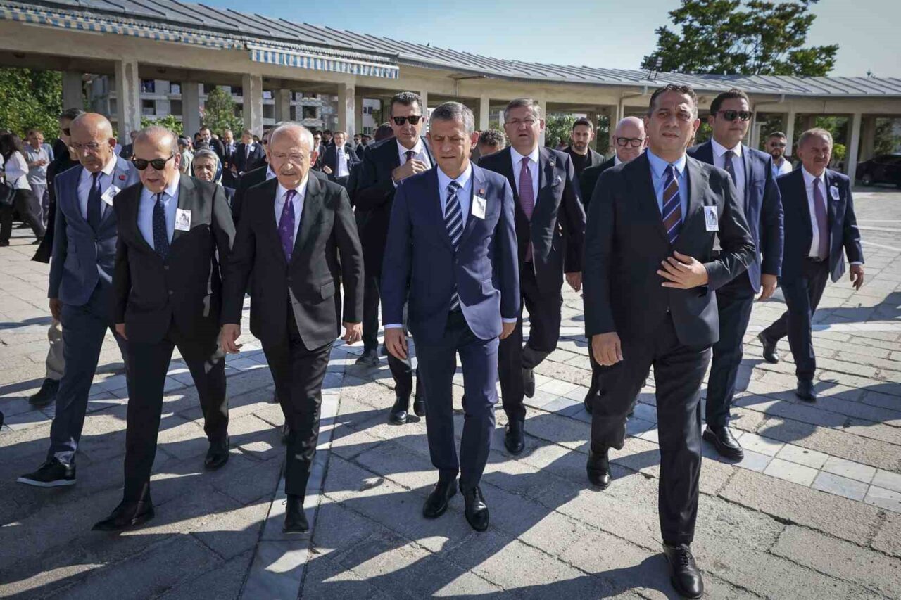 Cumhuriyet Halk Partisi (CHP) Genel Başkanı Özgür Özel ve önceki