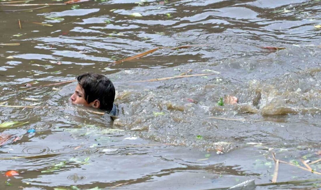 Pakistan’da devam eden muson yağmurlarının yol açtığı sel ve toprak