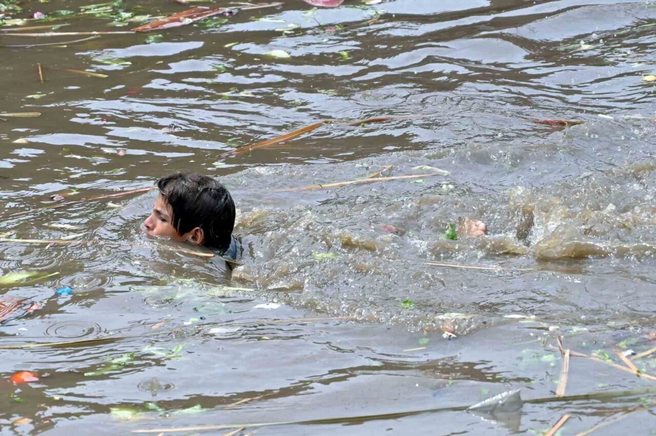 Pakistan’da devam eden muson yağmurlarının yol açtığı sel ve toprak
