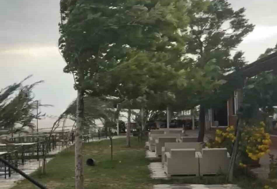 Elazığ’ın Palu ilçesinde fırtına etkili oldu. Son zamanlarda sıcaklıkların etkili