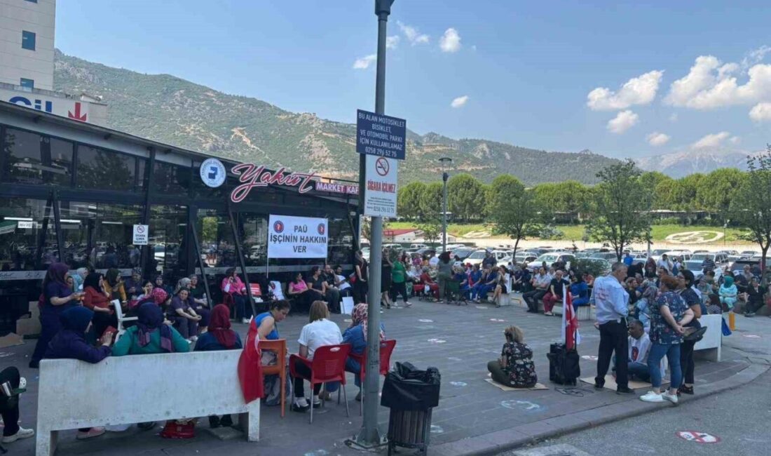 Denizli Pamukkale Üniversitesi (PAÜ) Hastanesinde görevli bir grup sağlık çalışanı,