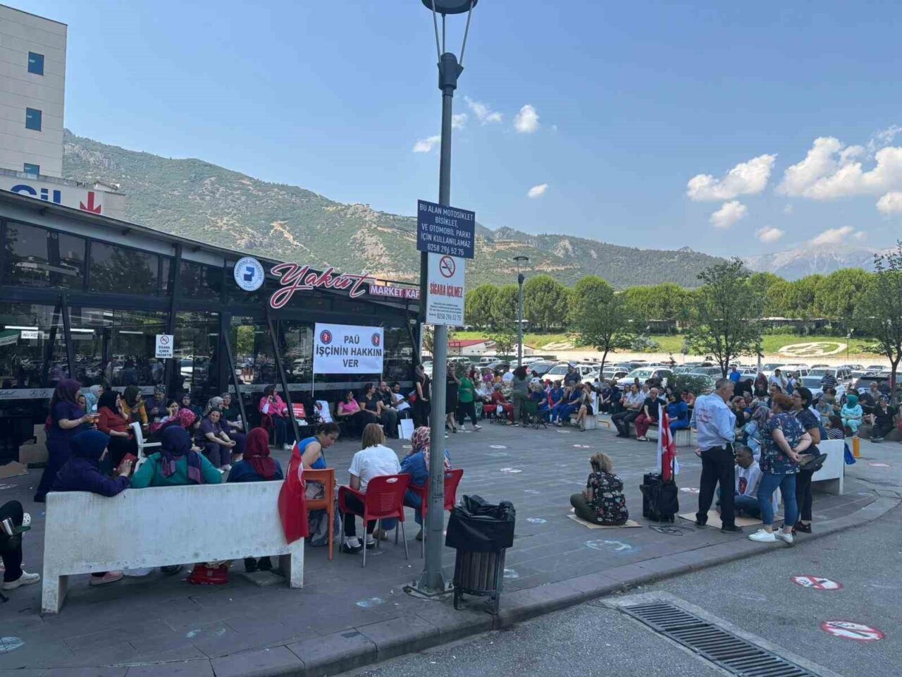 Denizli Pamukkale Üniversitesi (PAÜ) Hastanesinde görevli bir grup sağlık çalışanı,
