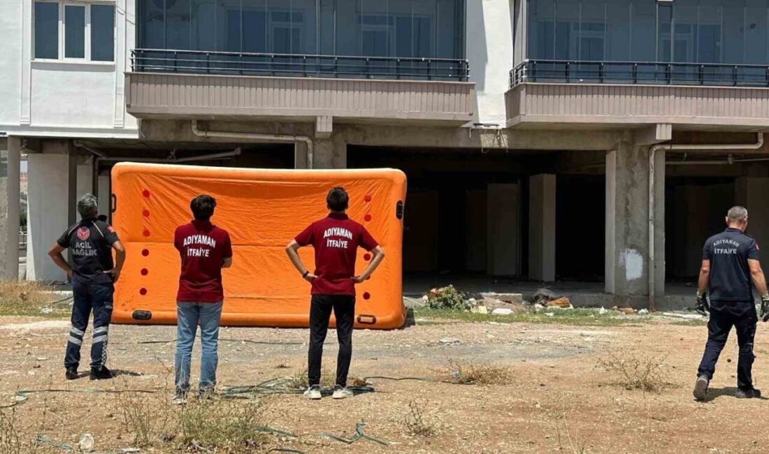Adıyaman’da paralarını alamadıklarını iddia eden iki işçi, emniyet müdürlüğünün yanında