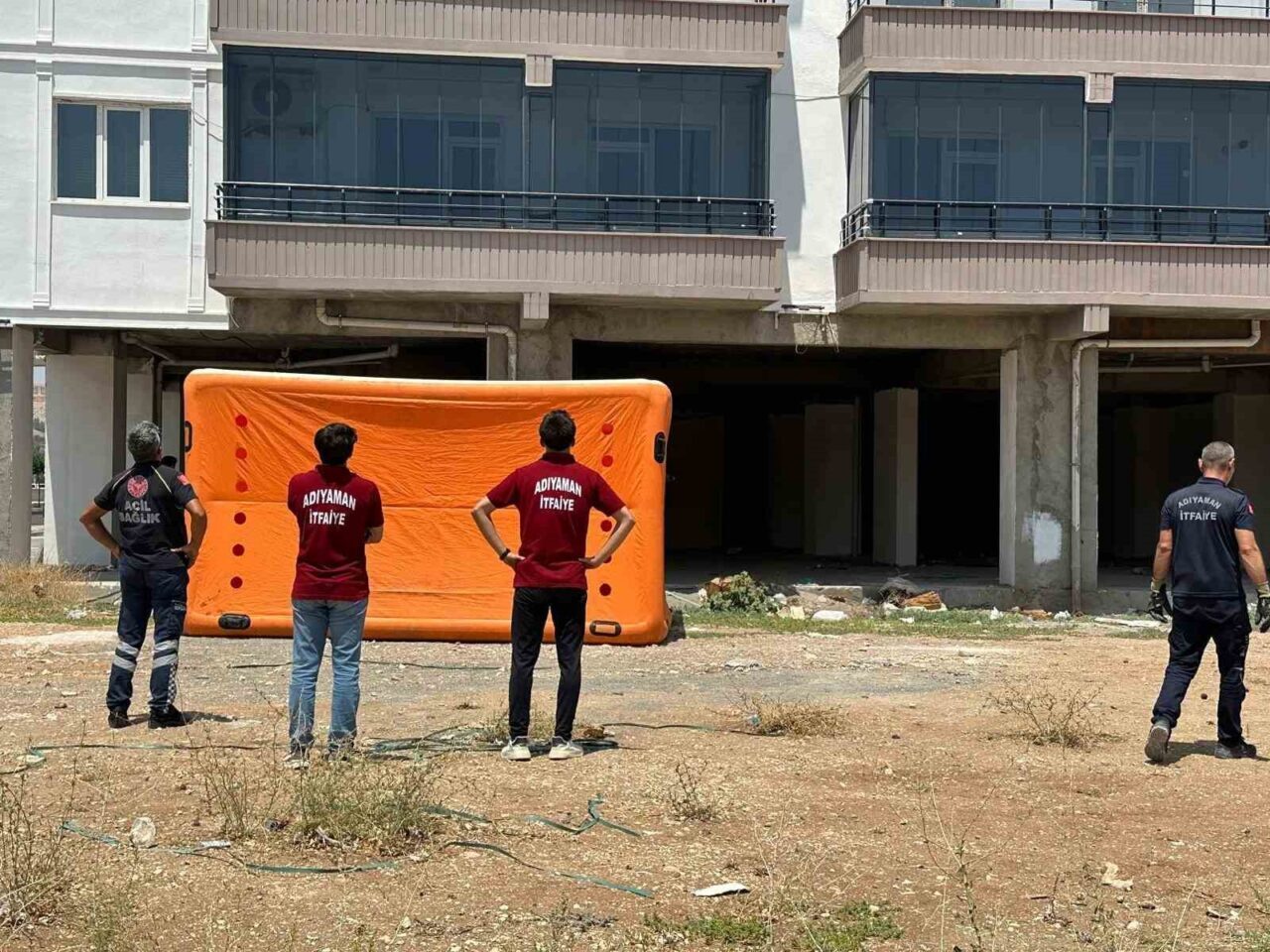 Adıyaman’da paralarını alamadıklarını iddia eden iki işçi, emniyet müdürlüğünün yanında