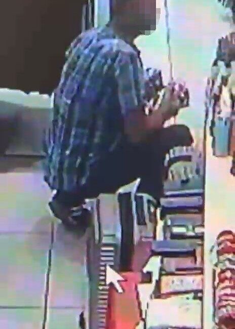 Bursa’nın İnegöl ilçesinde, alışveriş merkezine giren bir hırsız, poşetine attığı