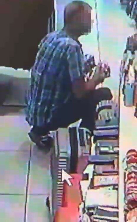 Bursa’nın İnegöl ilçesinde, alışveriş merkezine giren bir hırsız, poşetine attığı