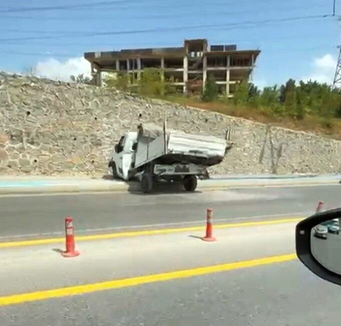 Sakarya’nın Serdivan ilçesinde park halindeki palet yüklü bir kamyonet, metrelerce