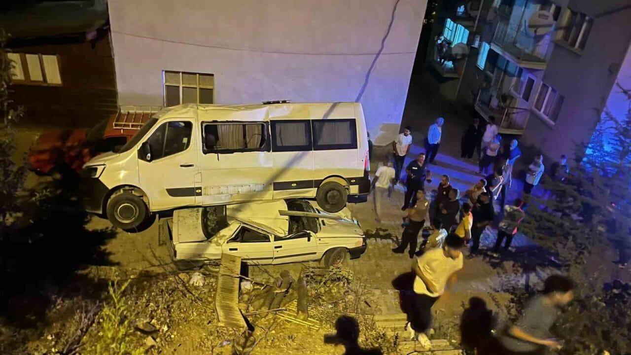 Adana’nın Feke ilçesinde, park halindeyken freni boşalan minibüs, bir otomobilin