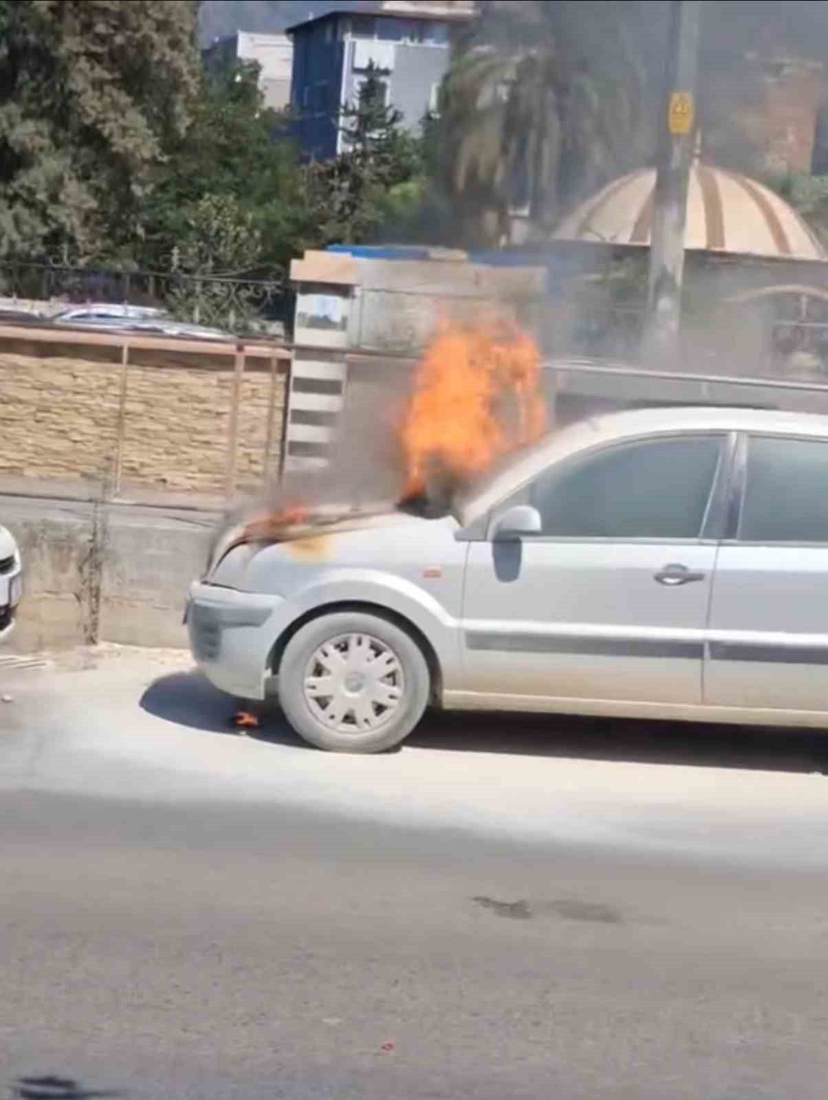 Hatay’ın İskenderun ilçesinde park halindeyken alev alev yanan otomobil paniğe