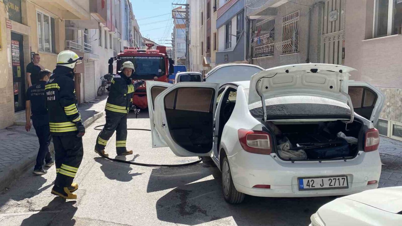 Eskişehir’de park halindeki bir otomobilin içerisinde çıkan yangın itfaiye ekiplerinin