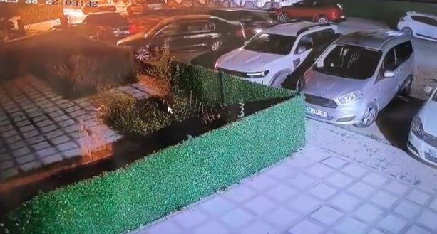 Elazığ’da bir sürücü otomobiliyle, park halindeki araca çarparak kaçtı. O