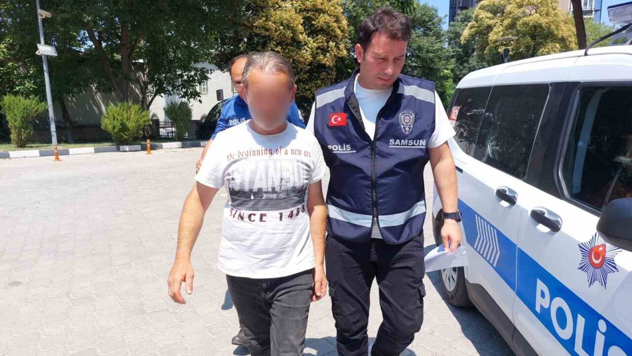 Samsun’da park halindeki otomobilin üzerine battaniye örtüp ateşe veren şahıs,