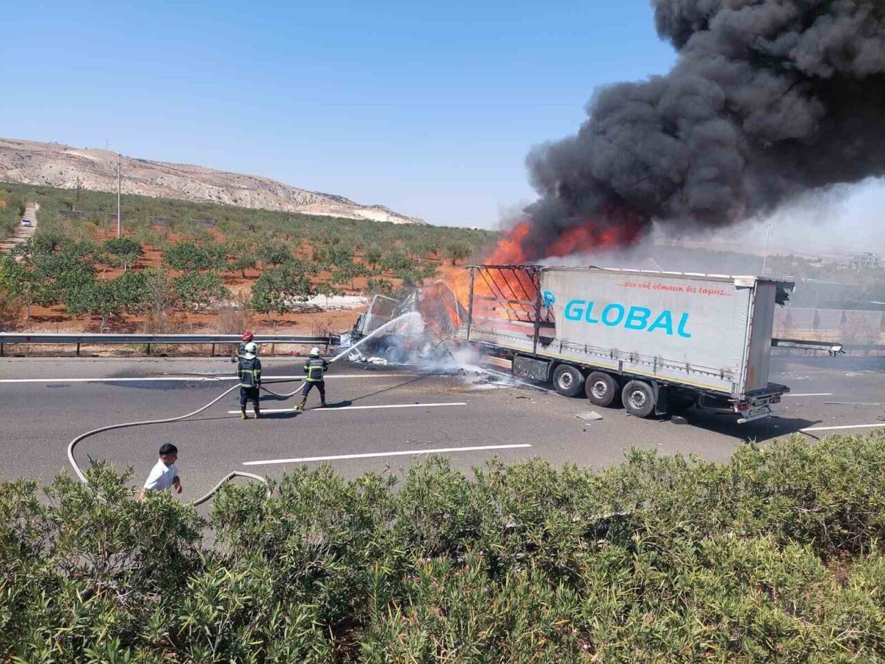 Gaziantep-Nizip otoyolunda park halindeki tıra çarpan bir başka tır alev