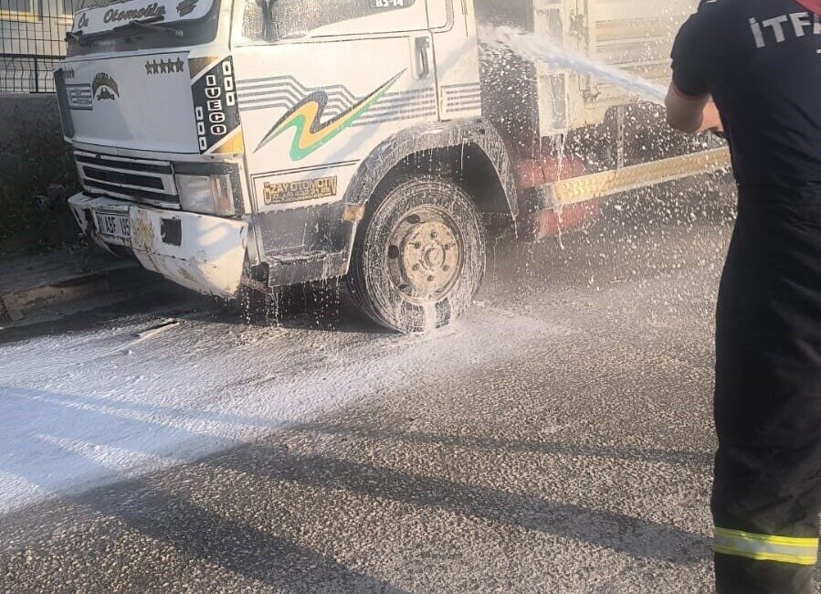 Bilecik’te park halinde iken bir anda yanmaya başlayan kamyonet kısa