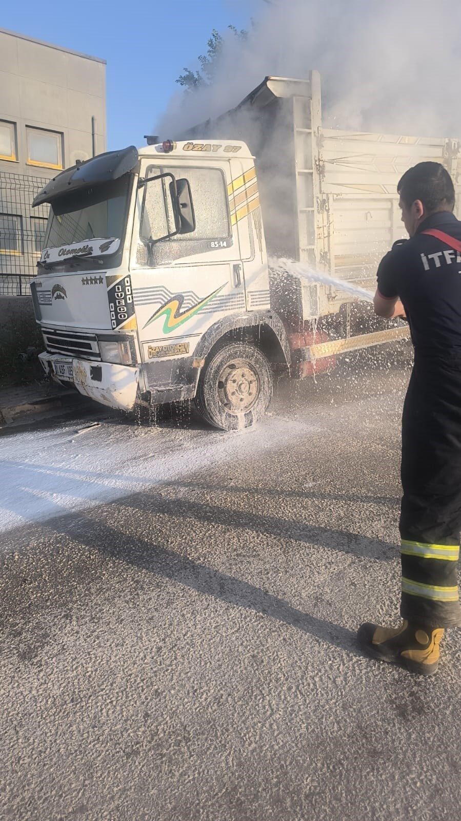 Bilecik’te park halinde iken bir anda yanmaya başlayan kamyonet kısa