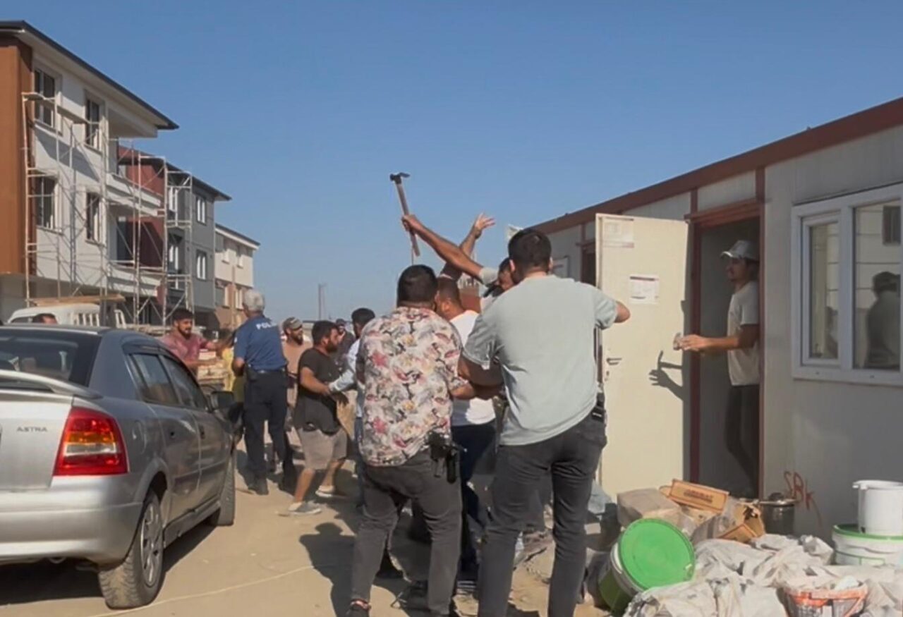 Tekirdağ’ın Çorlu ilçesinde keser, tahta, tekme ve yumrukların havada uçuştuğu