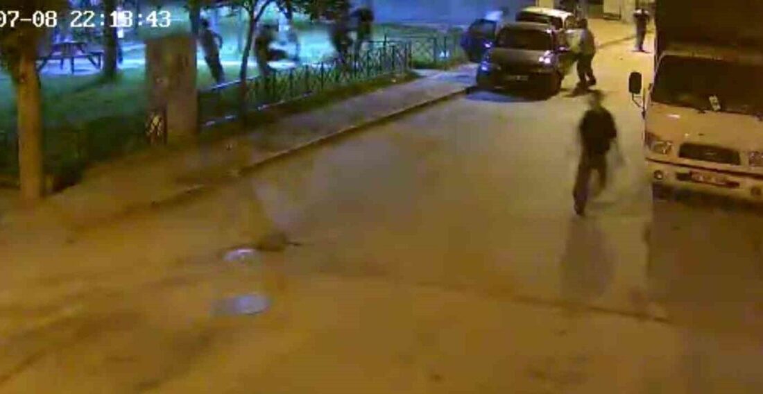 Eskişehir’de bir parkta iki grup arasında çıkan kavga güvenlik kameralarına