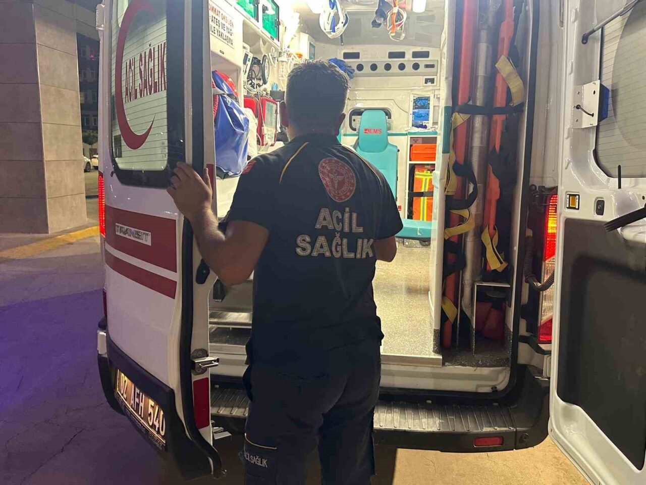 Adıyaman’da, parkta oyun oynadığı esnada yere düşen 2 yaşındaki çocuk,